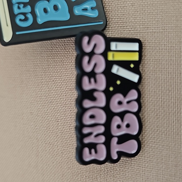 Book Lovers enamel pin set - Picture 2 of 5